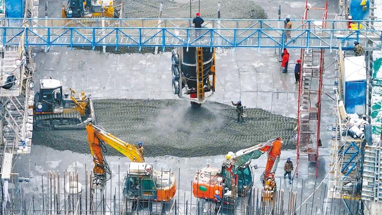 2月17日，东庄水利枢纽工程大坝混凝土浇筑现场。