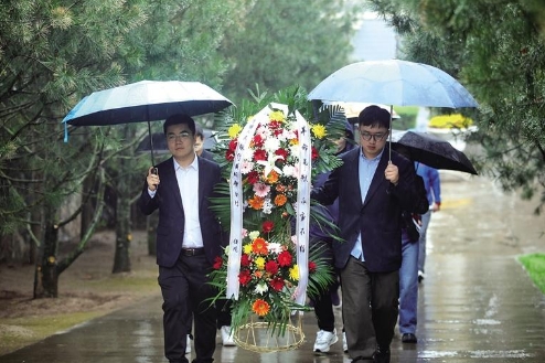 4月1日，在咸阳革命烈士陵园，市民冒雨敬献花篮。 记者 文超摄