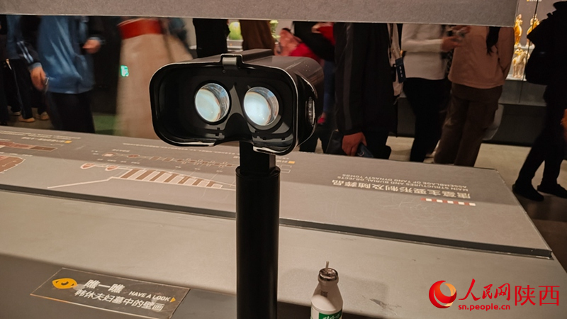 VR体验设备全貌。人民网 党童摄