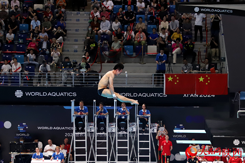 杨昊进行男子10米跳台决赛。人民网记者孙挺 摄
